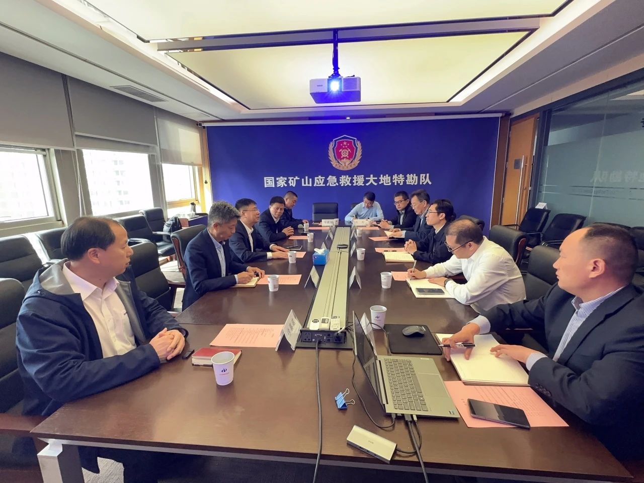 金年会金字招牌智能董事长付向东带队拜访中煤地质总局、大地特勘公司