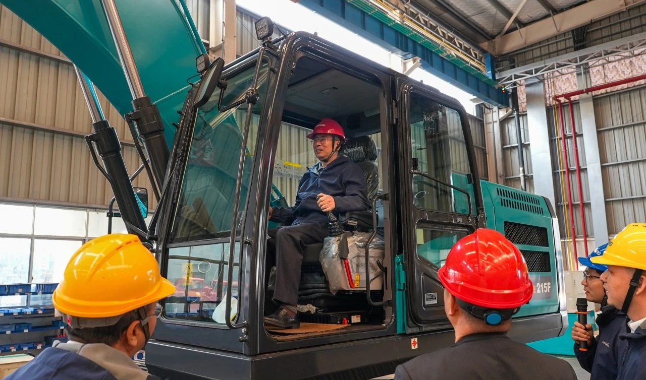 聚焦市场需求,金年会金字招牌智能三款精品工程液压挖掘机成功下线