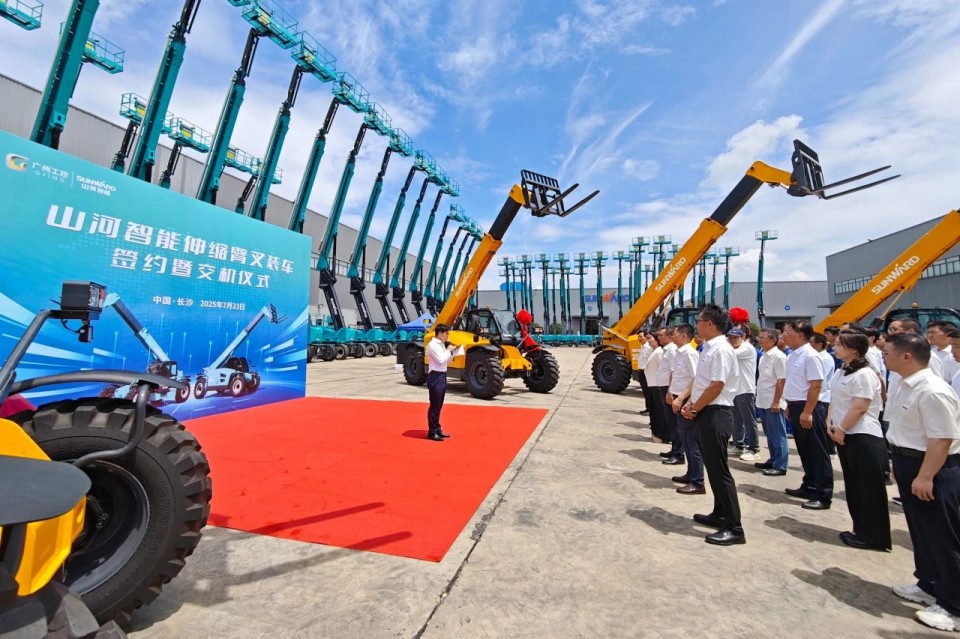 金年会金字招牌智能伸缩臂叉装车批量交付，即将奔赴新一线