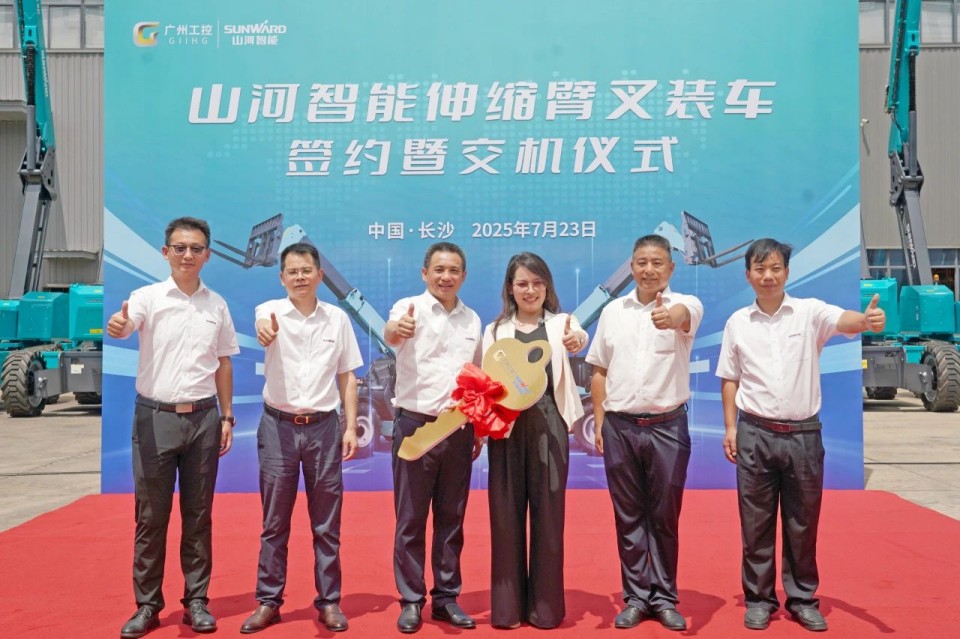 金年会金字招牌智能伸缩臂叉装车批量交付，即将奔赴新一线