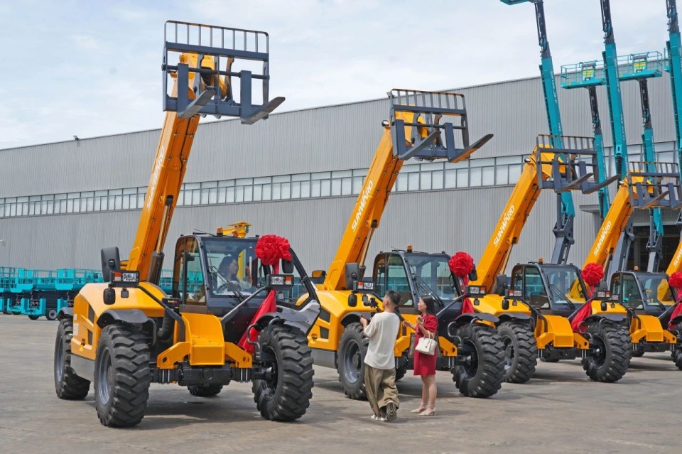 金年会金字招牌智能伸缩臂叉装车批量交付，即将奔赴新一线