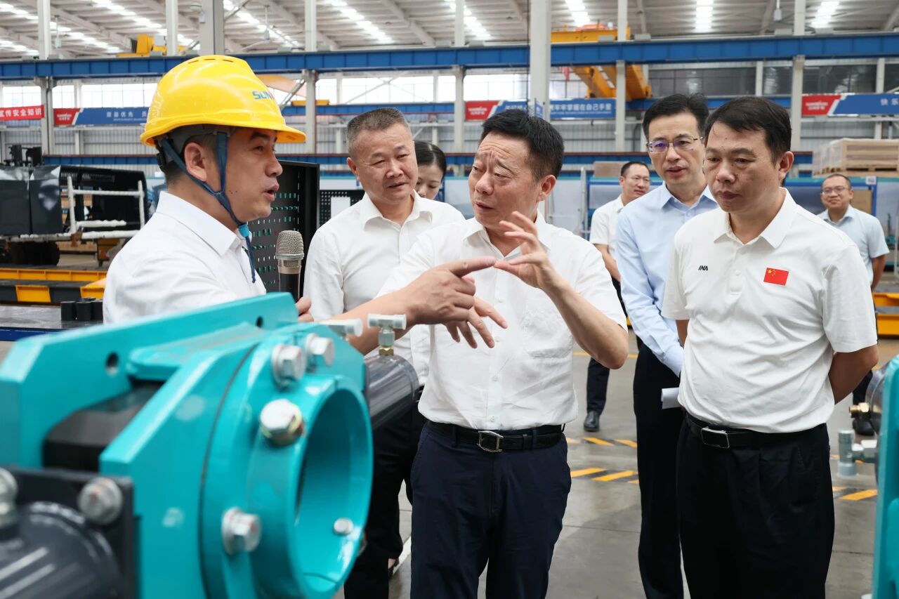 湖南省政协副主席、省工程机械产业链链长何寄华调研金年会金字招牌智能